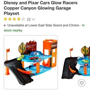 Disney Cars glowing copper canyon garage + 2 glow racers